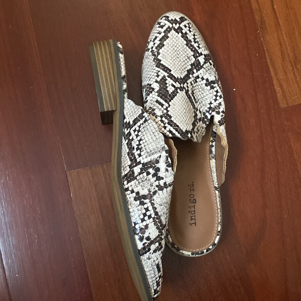 Indigo rd White Embossed Snakeskin Pointed Toe Mule NWT